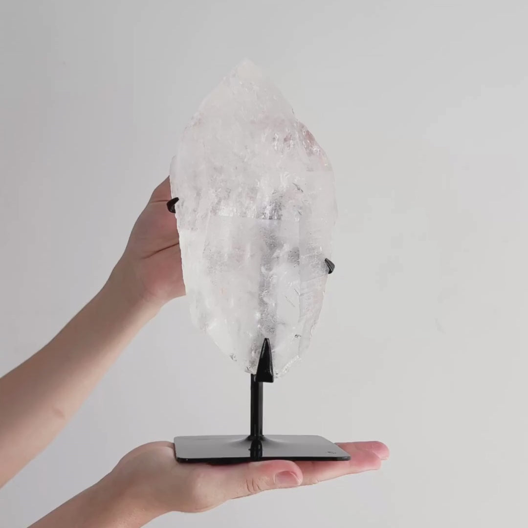 Carregar vídeo: Ponta de Cristal de Quartzo Lemuriano em Alta Pureza Na Base Metal Preto 2,00 kg
