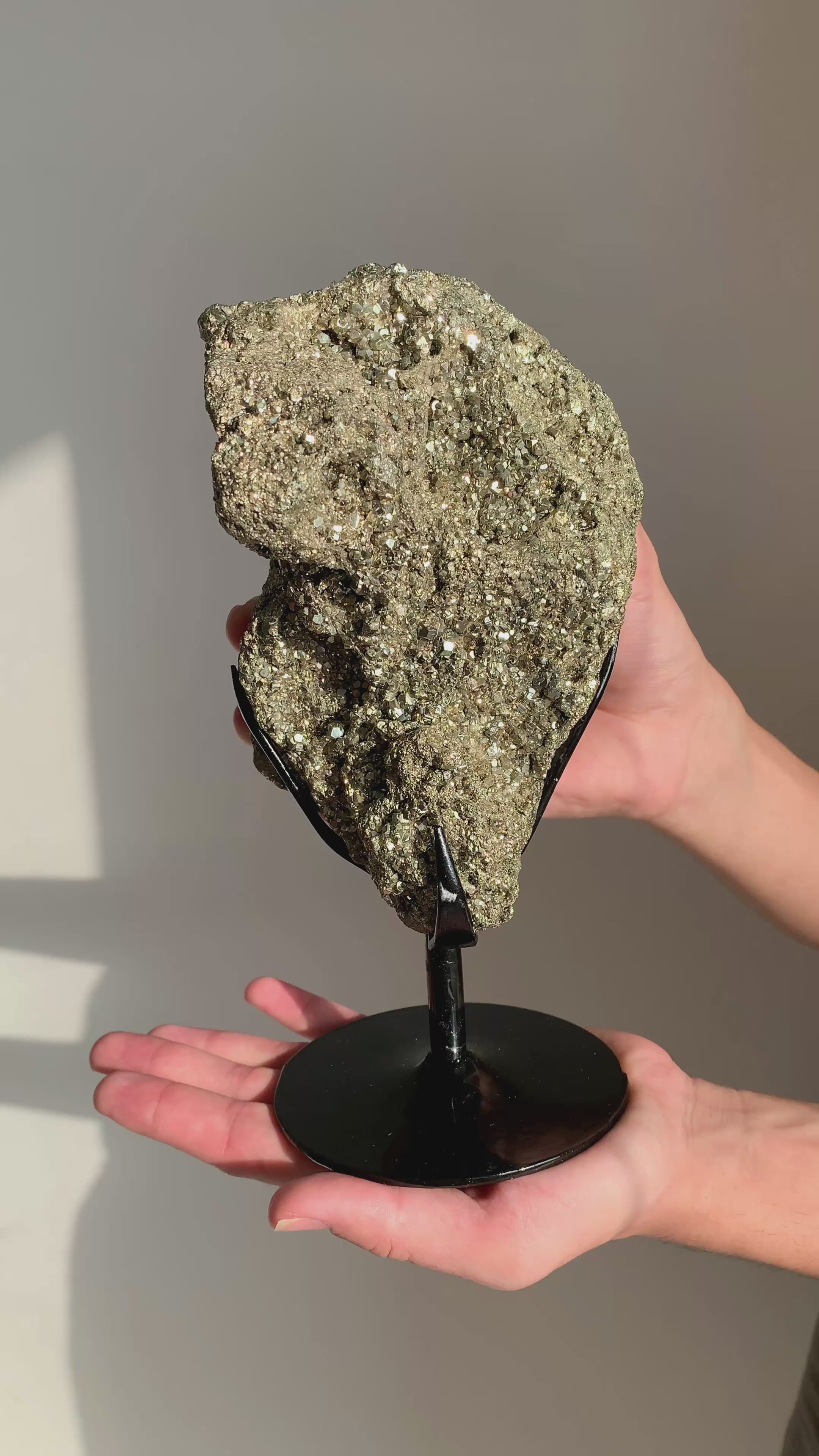 Carregar vídeo: Pedra Pirita Na Base De Metal Preto 3,646 Kg