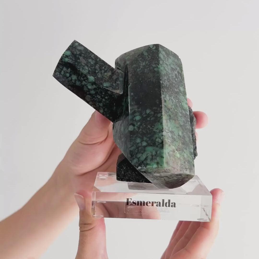 Carregar vídeo: Pedra Esmeralda Extra na Base Acrílica 1,159 Kg (coleção)