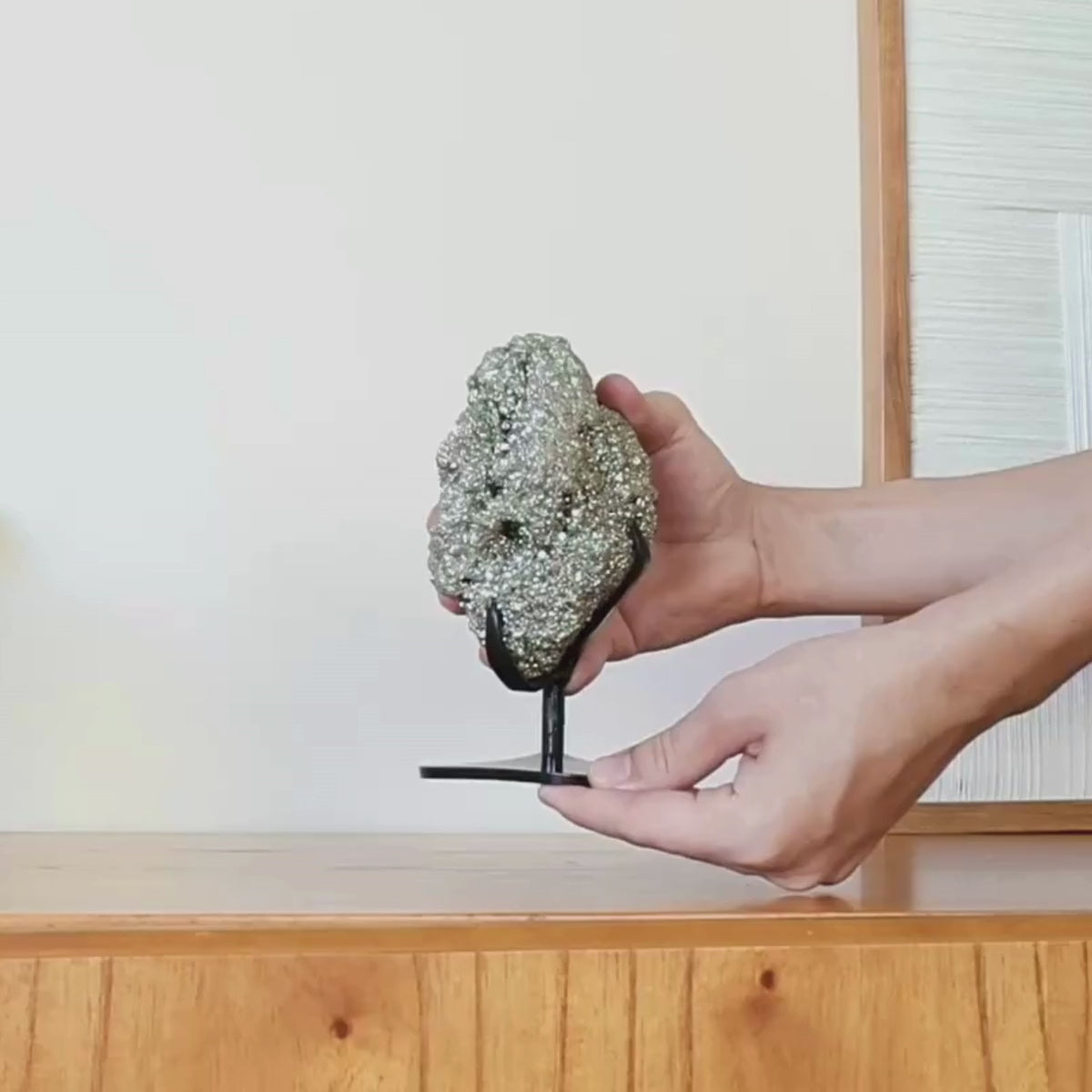 Carregar vídeo: Pedra Pirita Cristalizada na Base Metal 1,517 kg