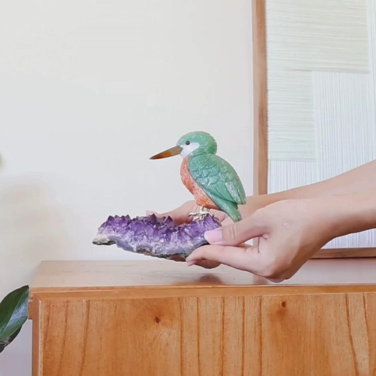 Carregar vídeo: Pássaro Martim-Pescador Esculpido em Quartzo Verde e Calcita Orquídea Laranja na Drusa de Ametista