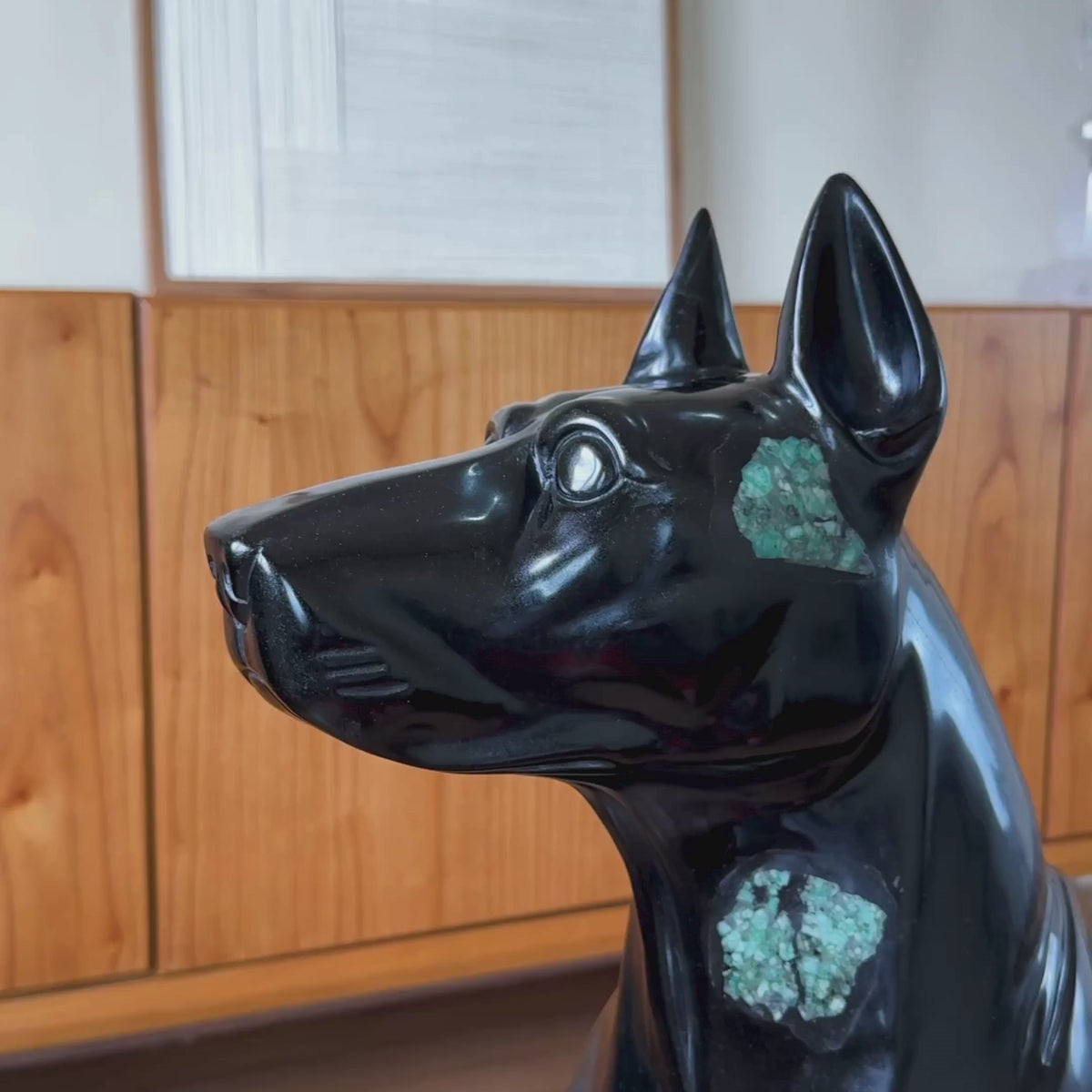Carregar vídeo: Escultura Cachorro Doberman Em Xisto de Esmeralda Grande