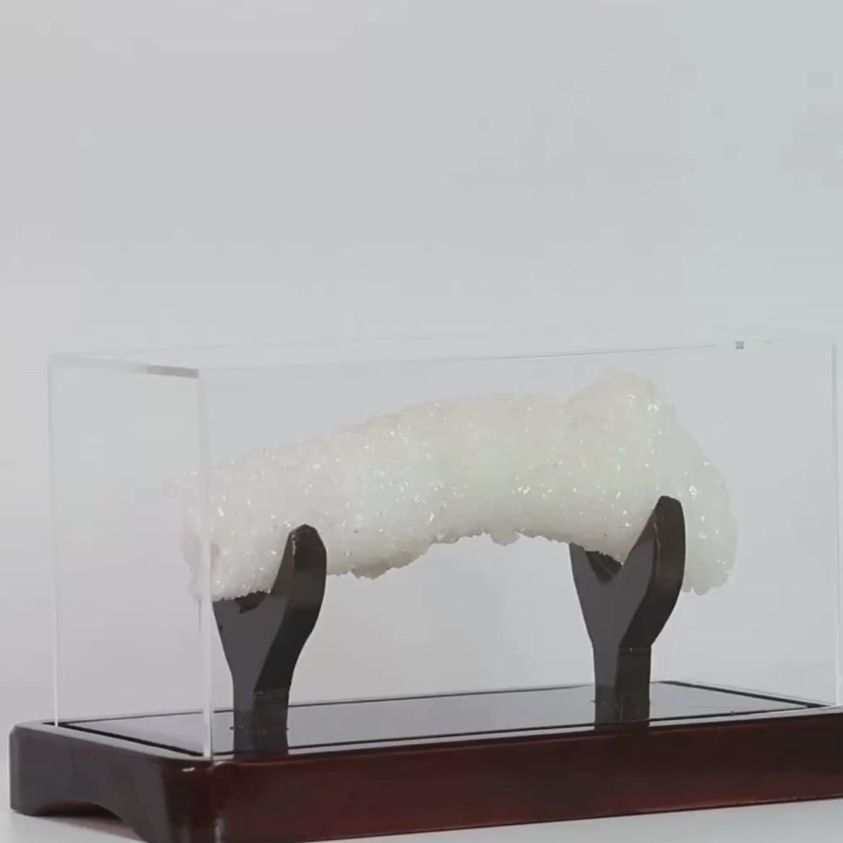 Carregar vídeo: Pedra Aragonita Fluorescente Cristalizada Extra - Formação Exclusiva na Cúpula de Acrílica Base de Madeira - 748 gramas