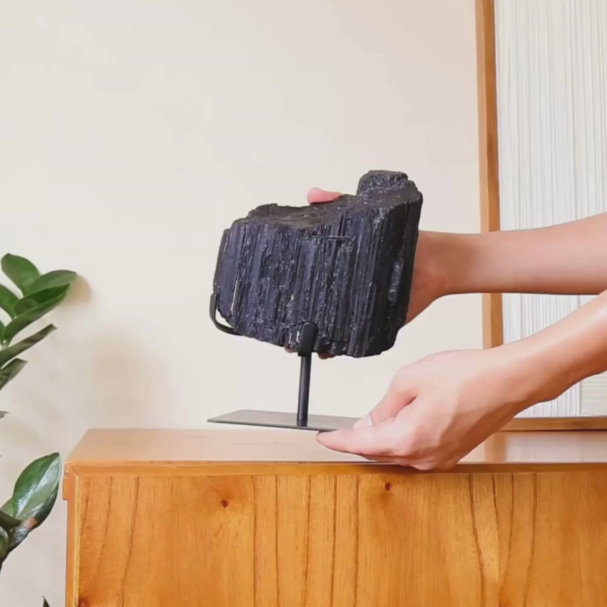 Carregar vídeo: Pedra Turmalina Negra Bruta na Base Metal Preto Fosco 2,660 kg