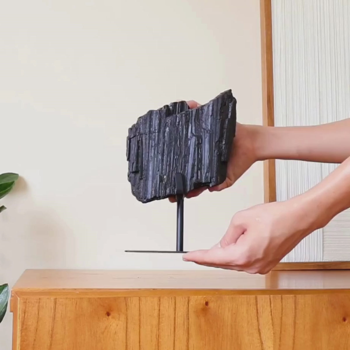 Carregar vídeo: Pedra Turmalina Negra Bruta na Base Metal Preto Fosco 3,980 kg