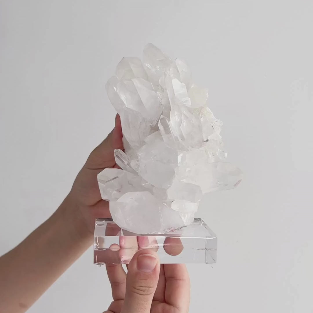 Carregar vídeo: Drusa de Cristal de Quartzo Alta Pureza Na na Base Acrílica 969 gramas