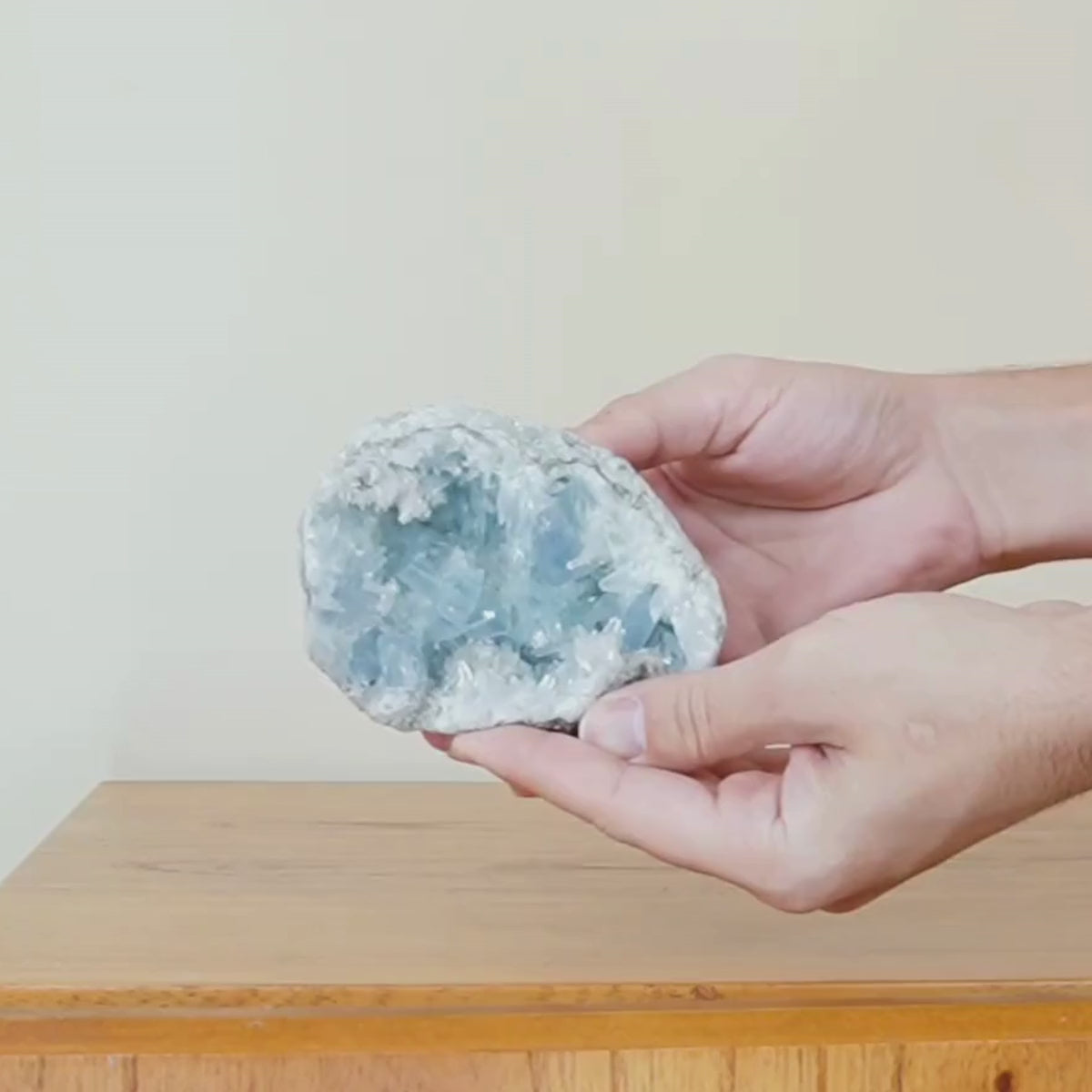 Carregar vídeo: Drusa De Celestita Natural 602 gramas
