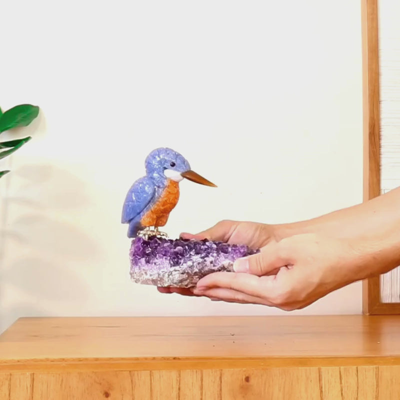 Pássaro Martim-Pescador Esculpido em Quartzo Azul e Calcita Orquídea Laranja na Drusa de Ametista