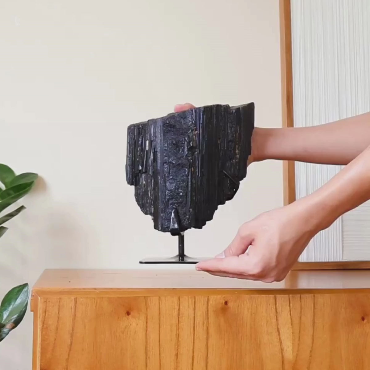 Carregar vídeo: Turmalina Negra Bruta Na Base 4,520 kg