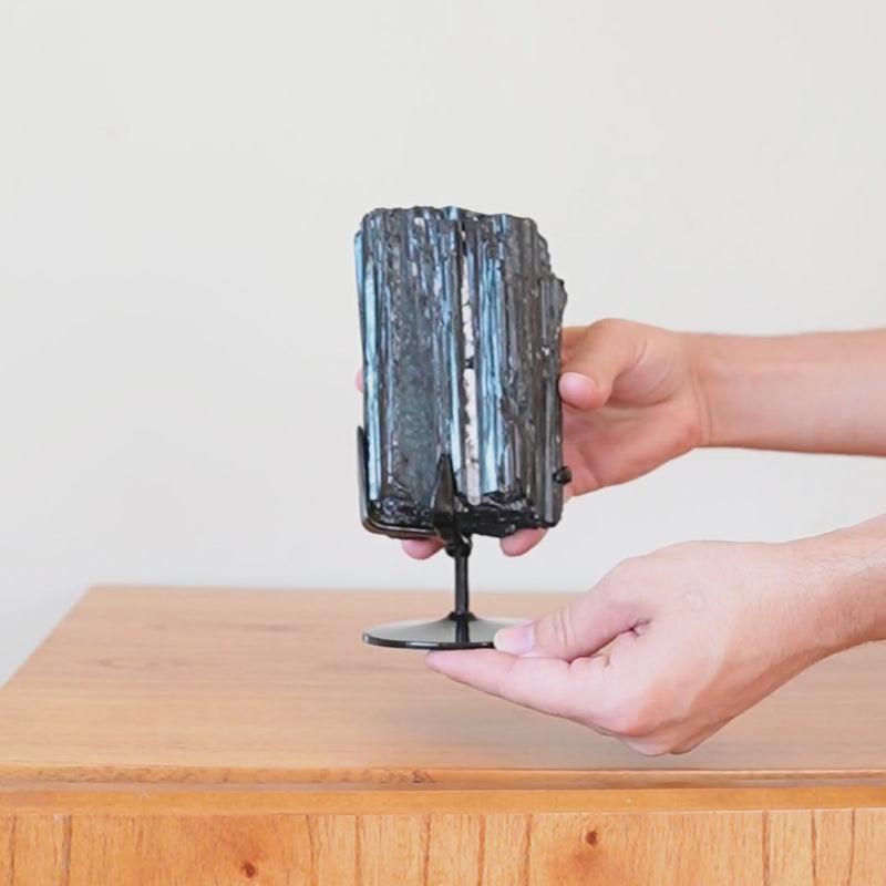 Pedra Turmalina Negra Bruta na Base Metal Preto 1,169 kg