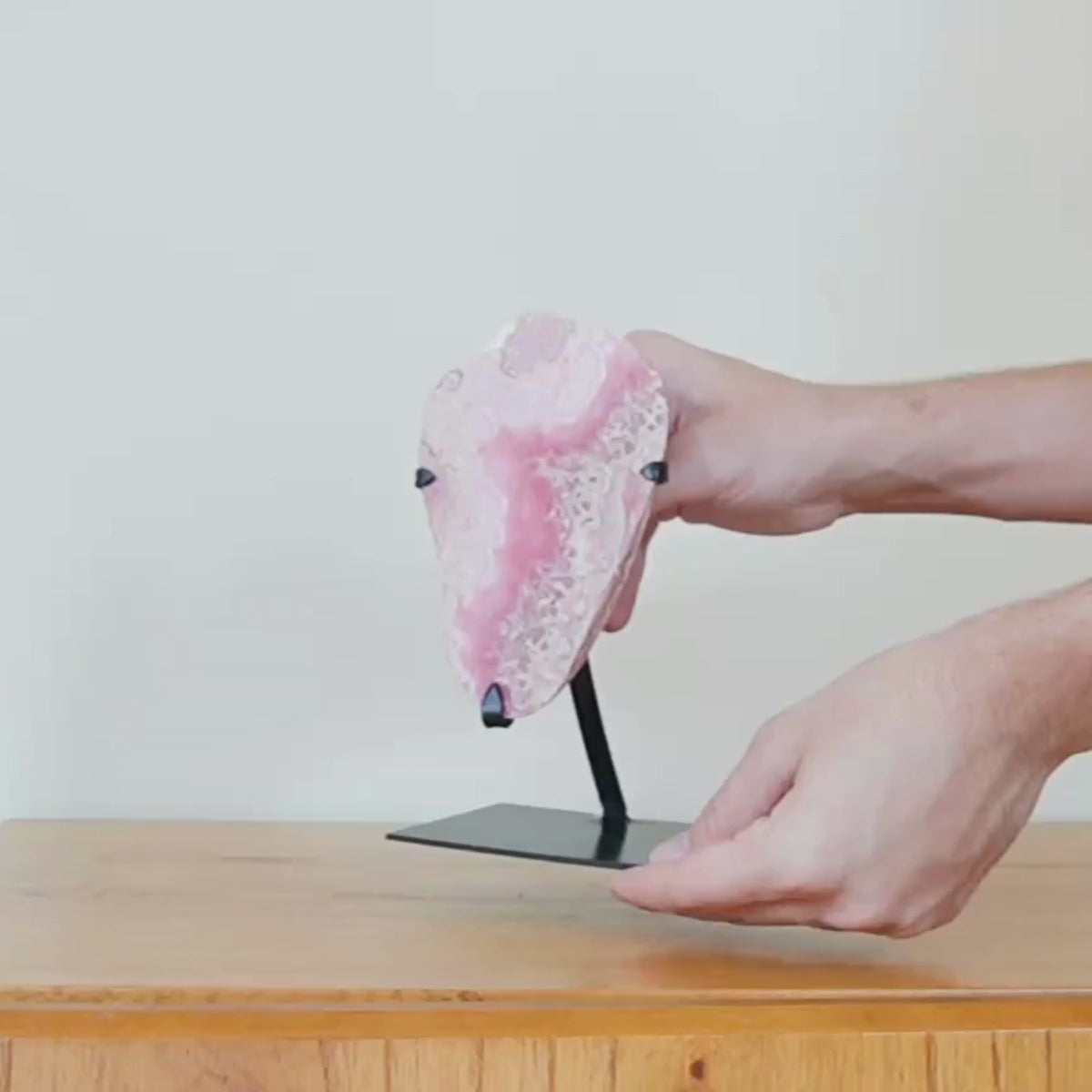 Carregar vídeo: Pedra Rodocrosita Extra Polida Forma Livre na Base Metal Preto 487 gramas