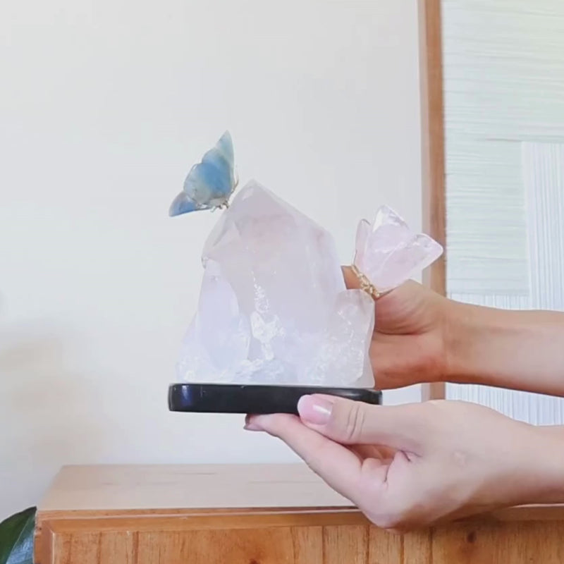 Casal de Borboletas Esculpida em Ônix Azul Argentino e Quartzo Rosa Na Drusa de Cristal Quartzo