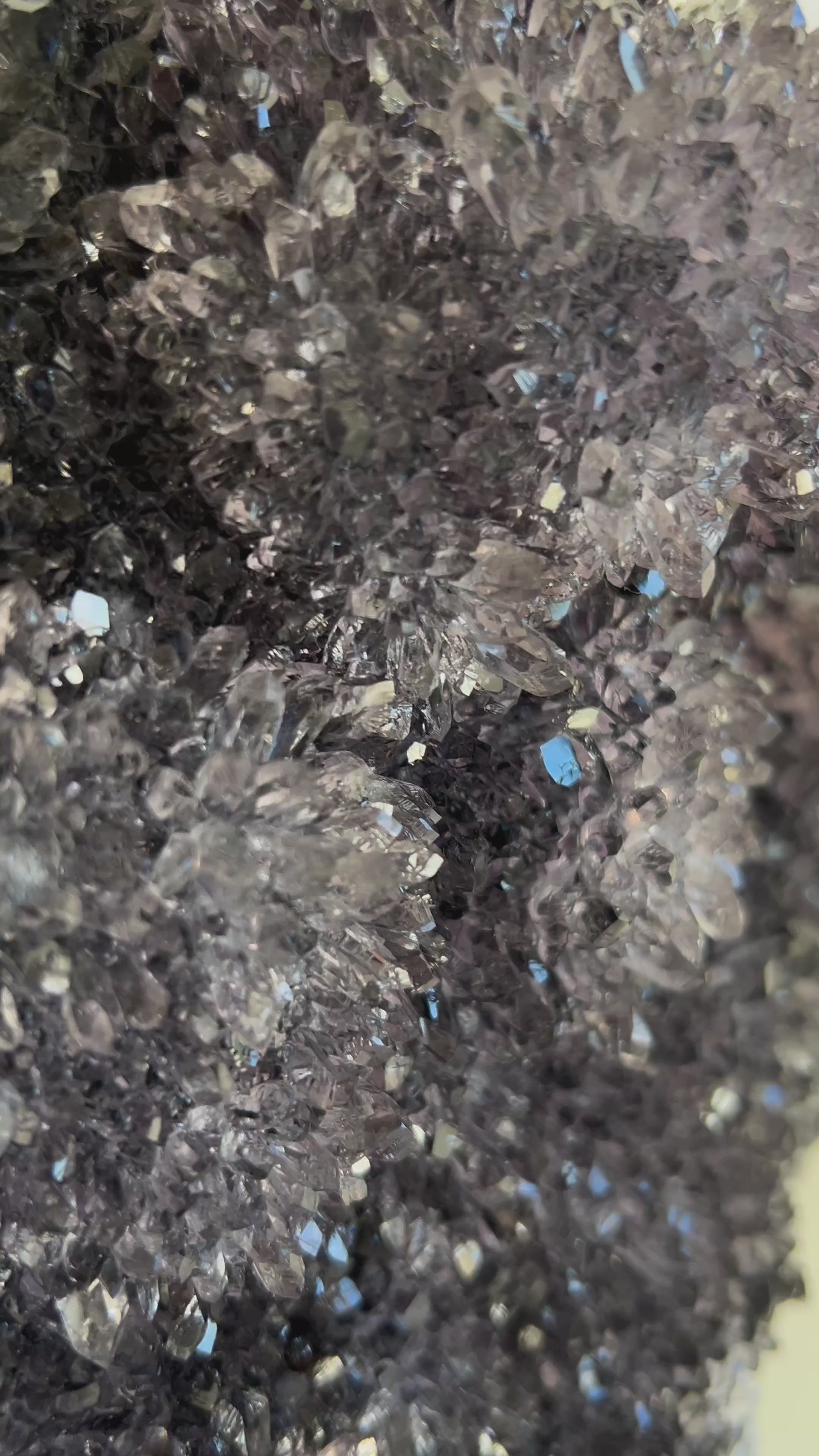 Carregar vídeo: Flor Drusa De Ametista Extra Na Base Metal Preta 2,600 Kg