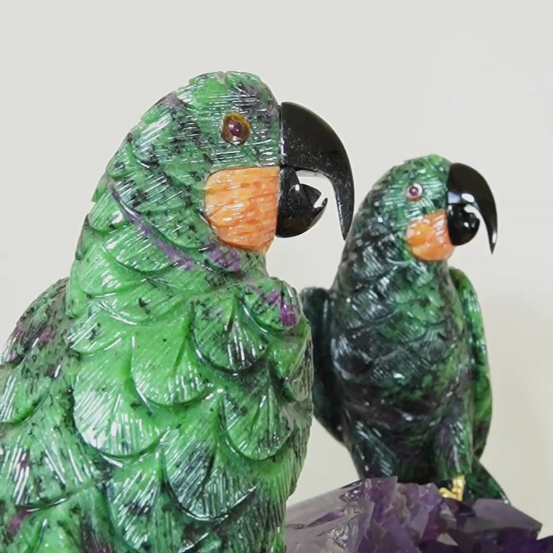 Casal de Araras Esculpido em Rubi com Zoisita na Drusa de Ametista na Base giratória de mármore negro 14,750 kg