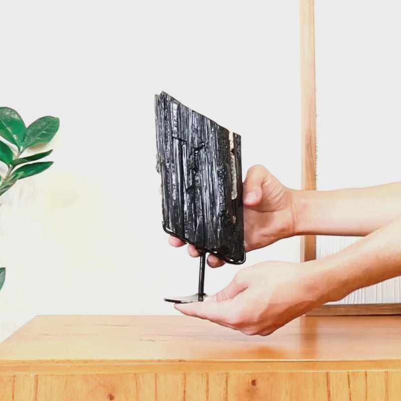 Pedra Turmalina Negra Bruta na Base Metal Preto 1,894 kg
