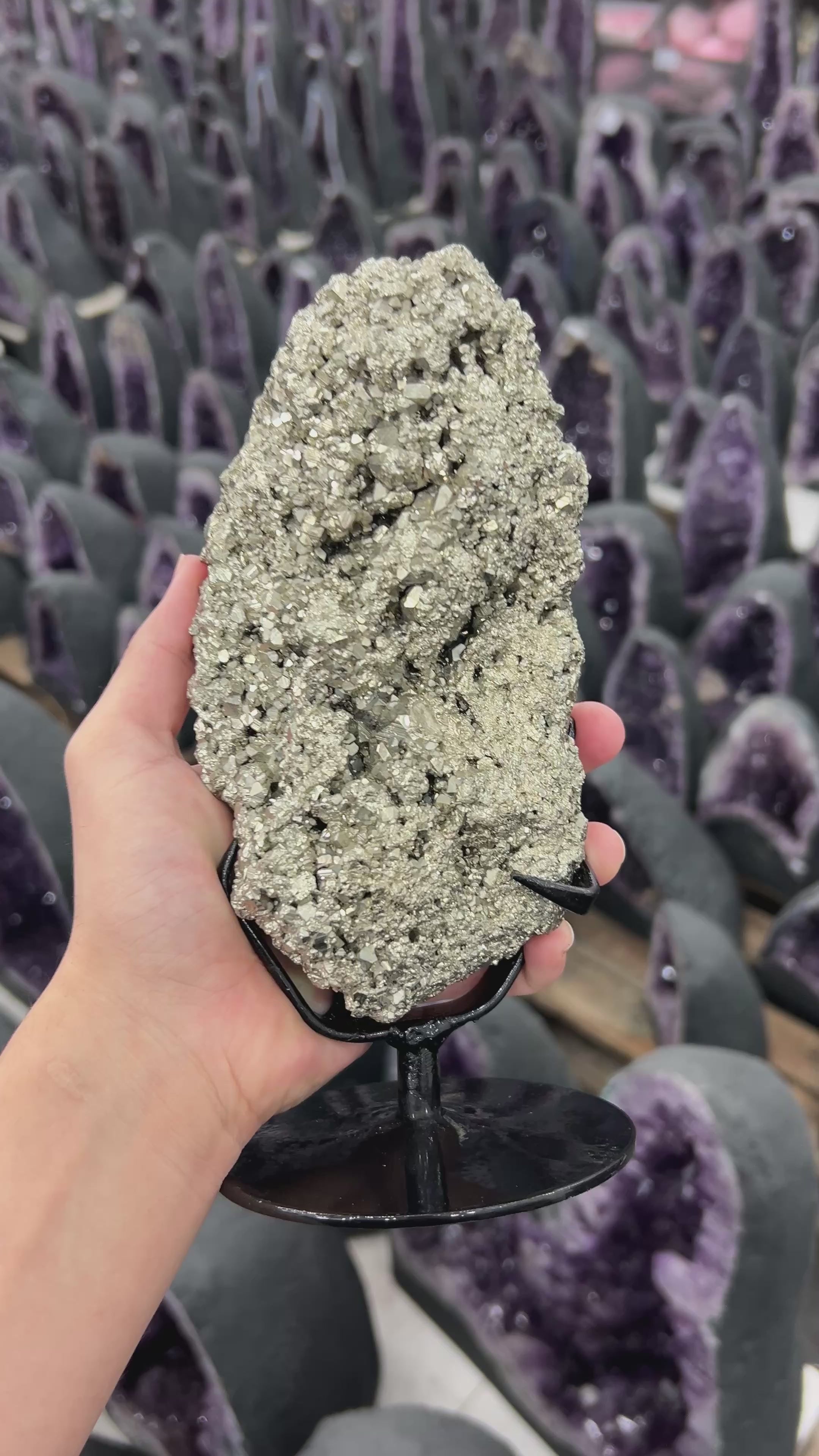 Carregar vídeo: Pedra Pirita Na Base De Metal Preto 2,430 Kg