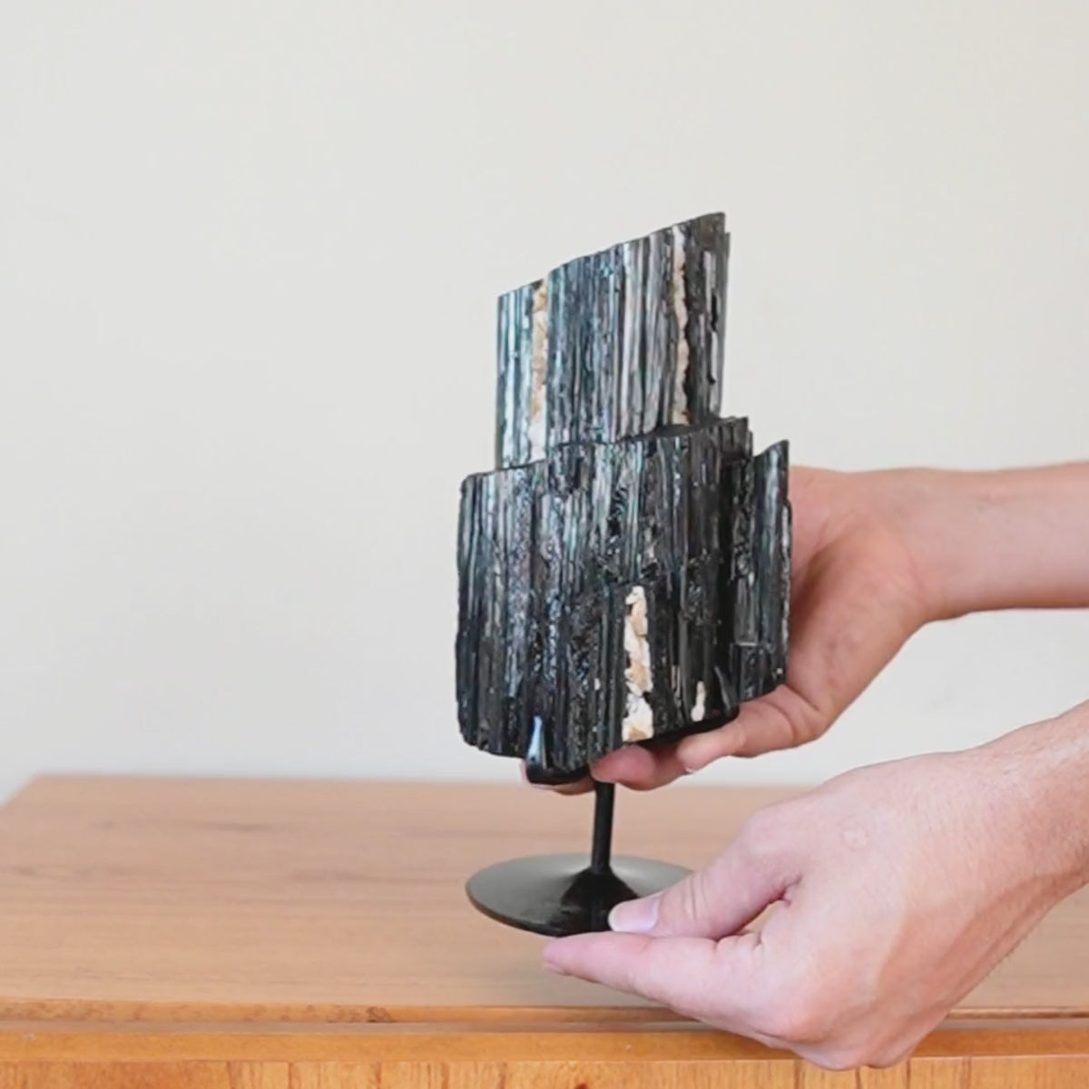 Carregar vídeo: Pedra Turmalina Negra Bruta na Base Metal Preto 1,964 kg