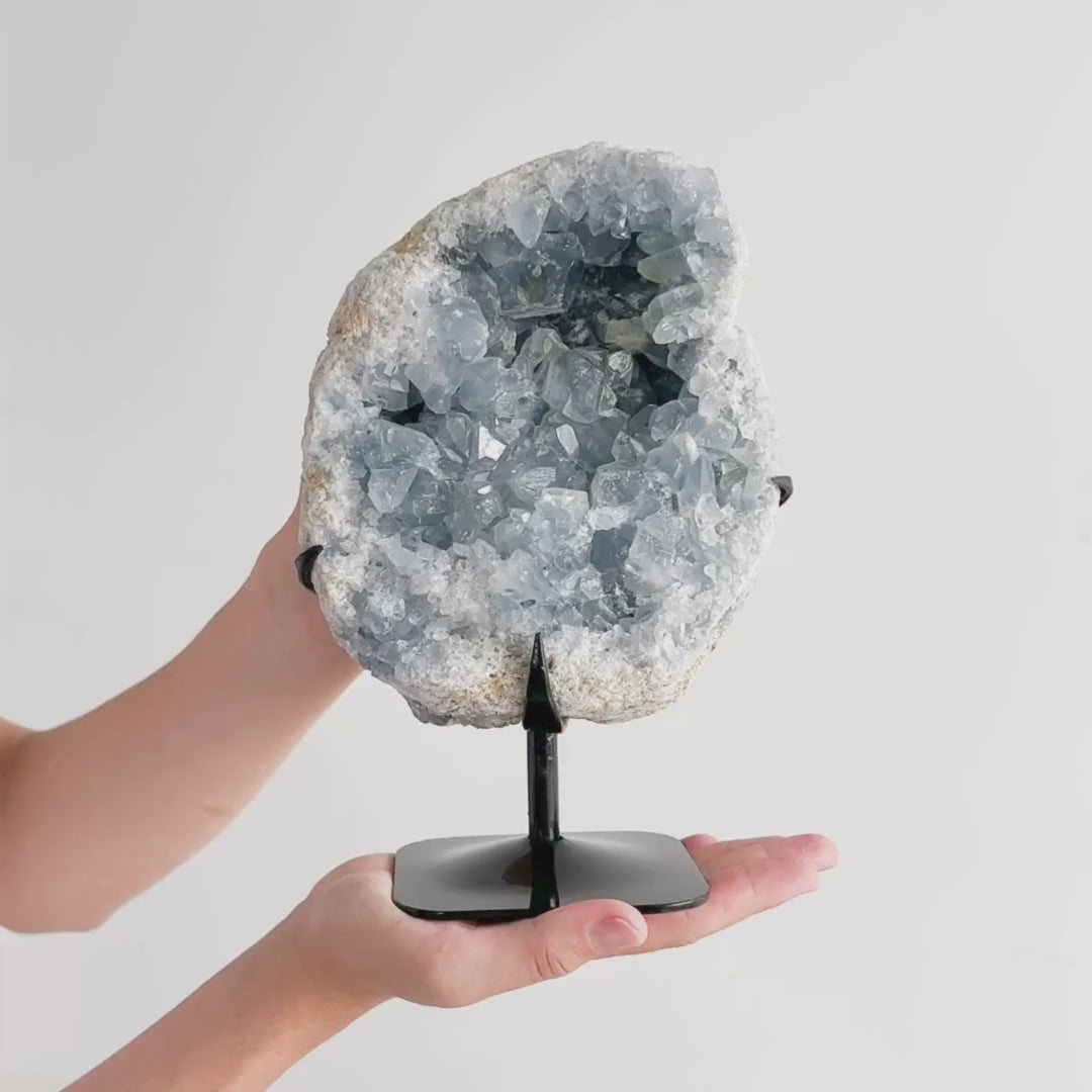 Carregar vídeo: Drusa de Celestita Natural na Base Metal Preto 4,390 kg