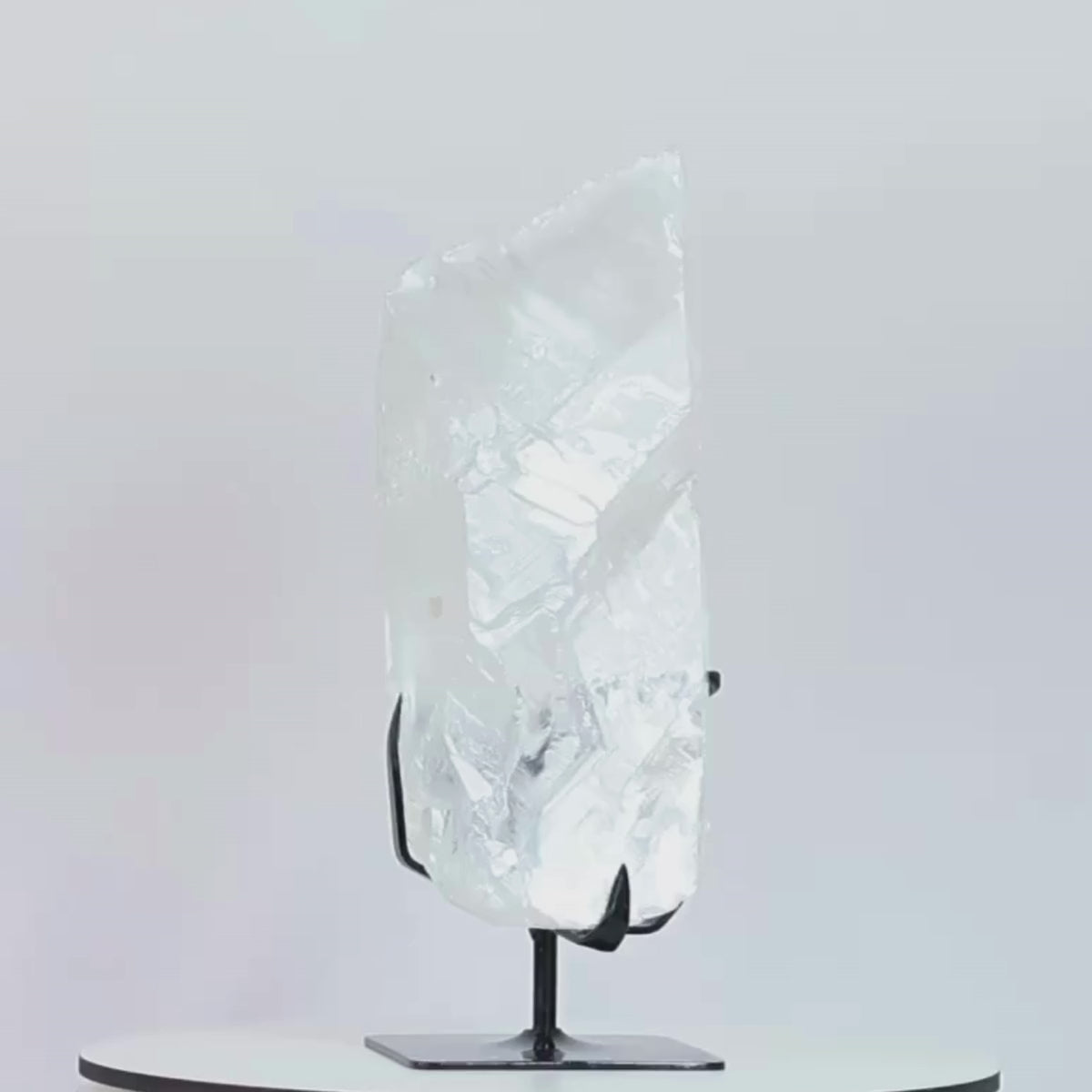 Carregar vídeo: Pedra Gipsita Transparente Incolor Bruta Extra na Base Metal Preto ( Coleção ) 3,260 kg