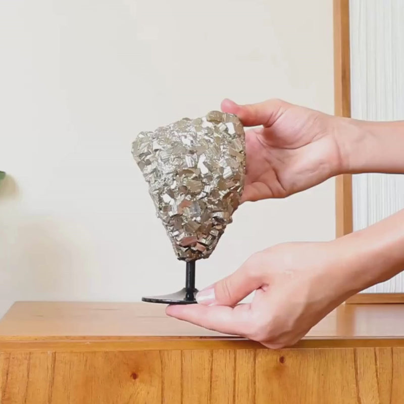 Pedra Pirita de Navajun Espanha Extra na Base de Metal Preto 2,494 kg