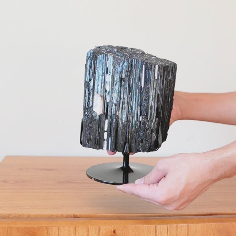 Pedra Turmalina Negra Bruta Grande na Base Metal Preto 4,580 kg