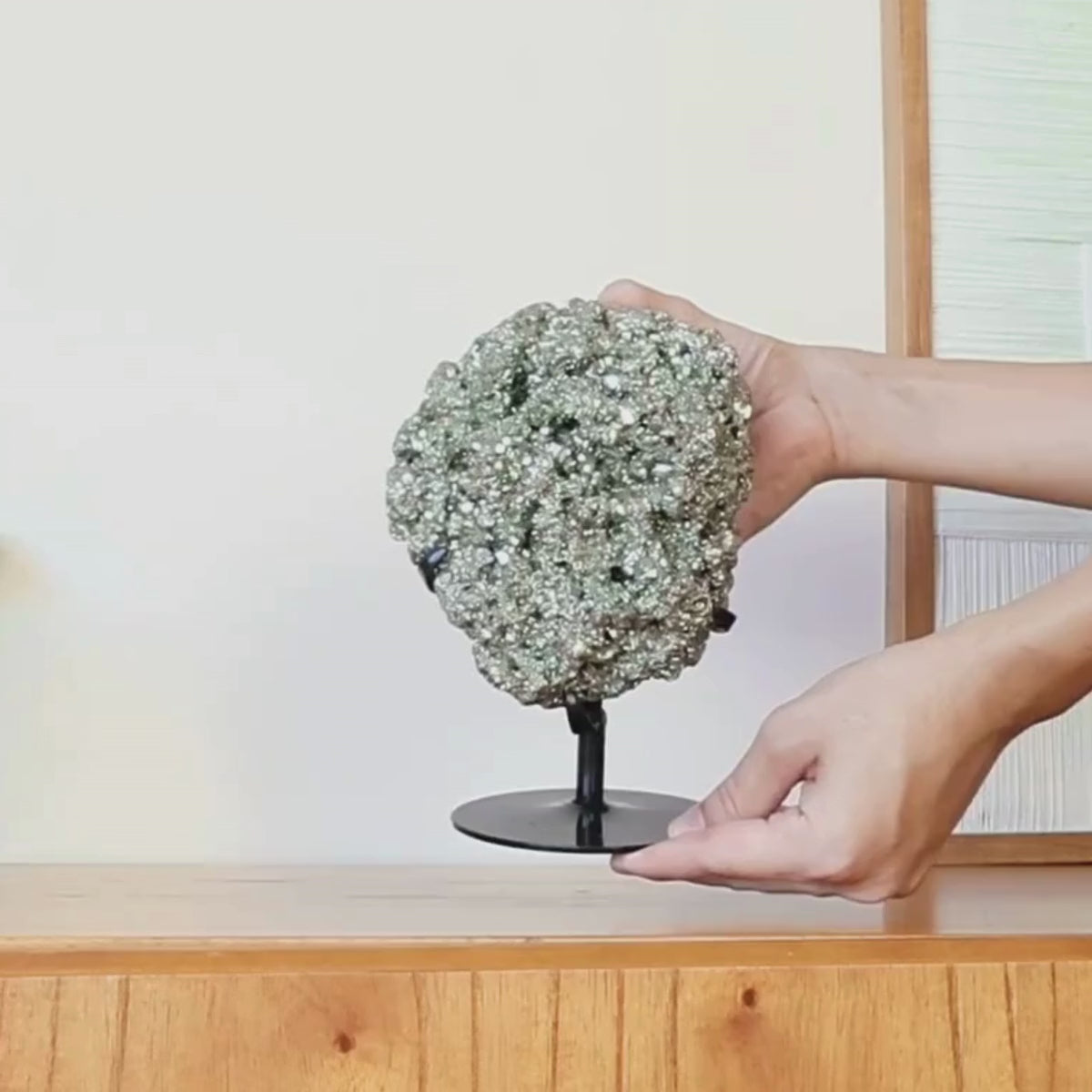 Carregar vídeo: Pedra Pirita Cristalizada na Base Metal 2,413 kg