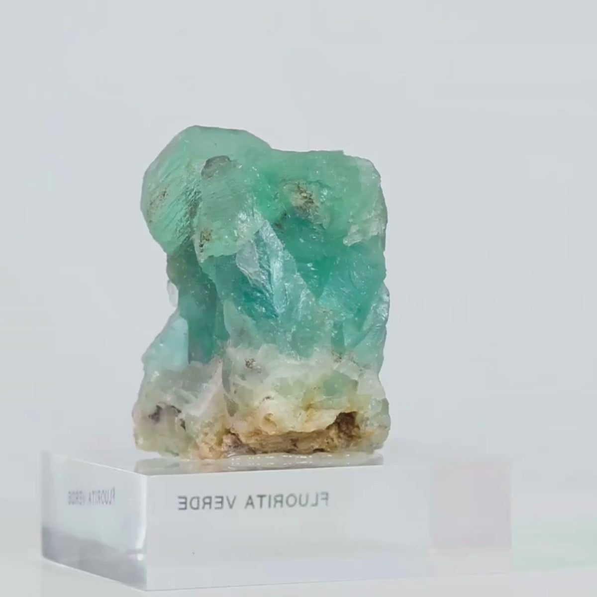 Carregar vídeo: Pedra Fluorita Verde Multicolorida na Base Acrílica ( Coleção ) 280 gramas