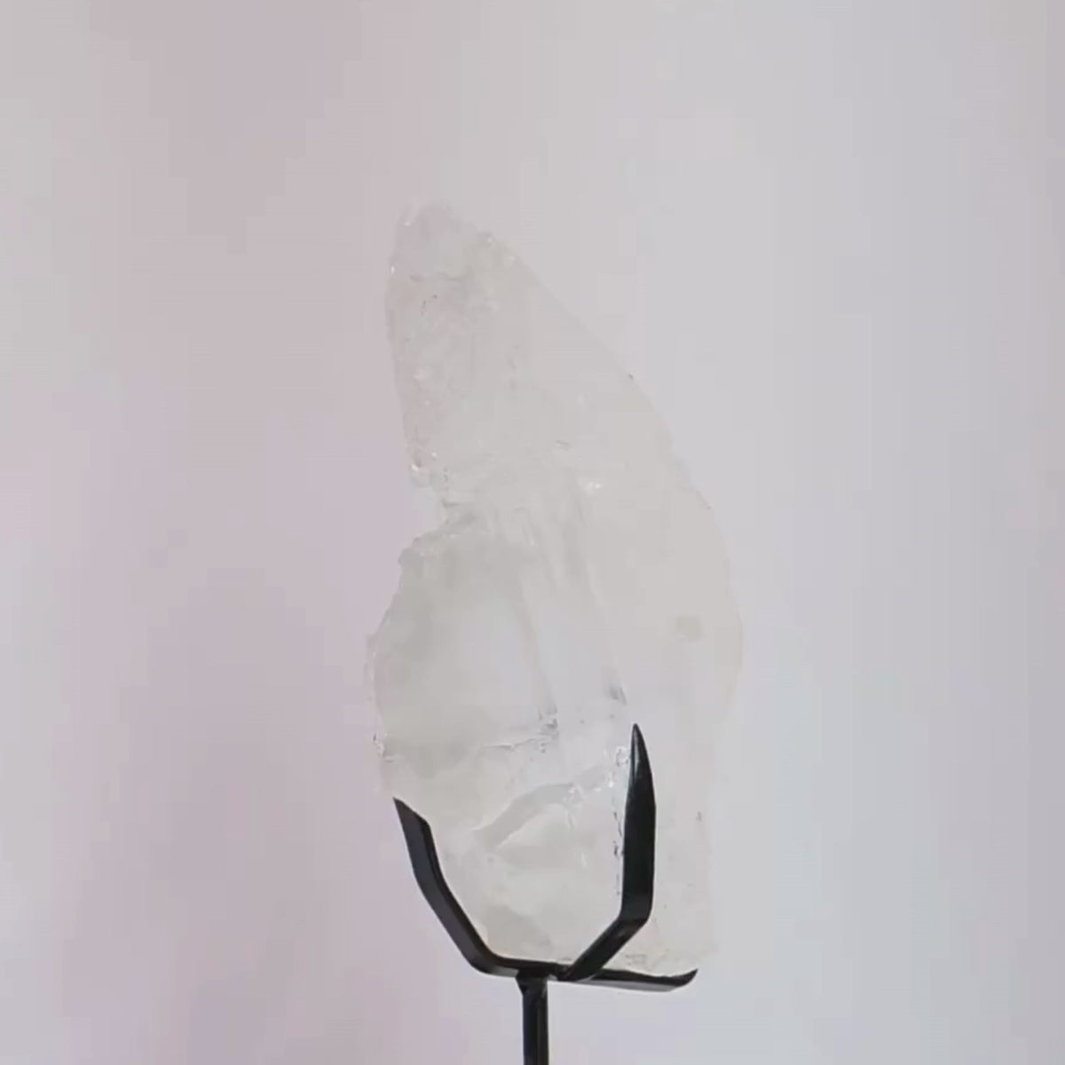 Carregar vídeo: Pedra Gipsita Transparente Incolor Bruta Extra na Base Metal Preto ( Coleção ) 3,260 kg