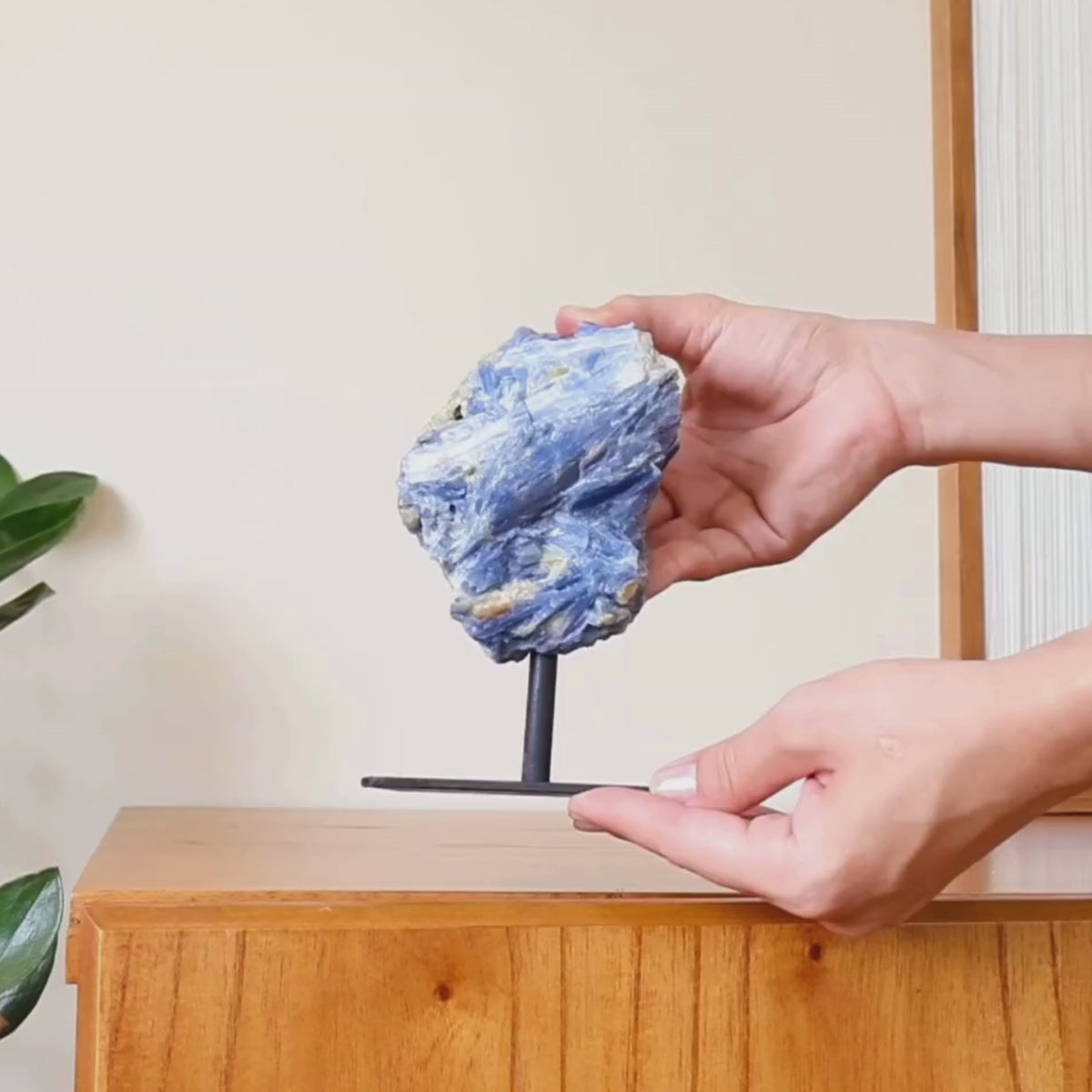 Carregar vídeo: Pedra Cianita Azul Extra Na Base Metal Preto 1,140 kg