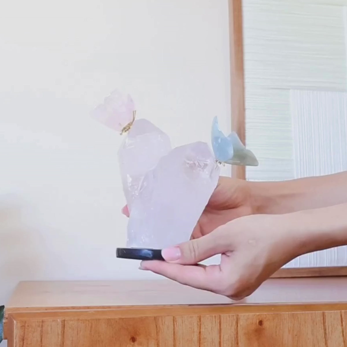 Carregar vídeo: Casal de Borboletas Esculpida em Ônix Azul Argentino e Quartzo Rosa Na Drusa de Cristal Quartzo