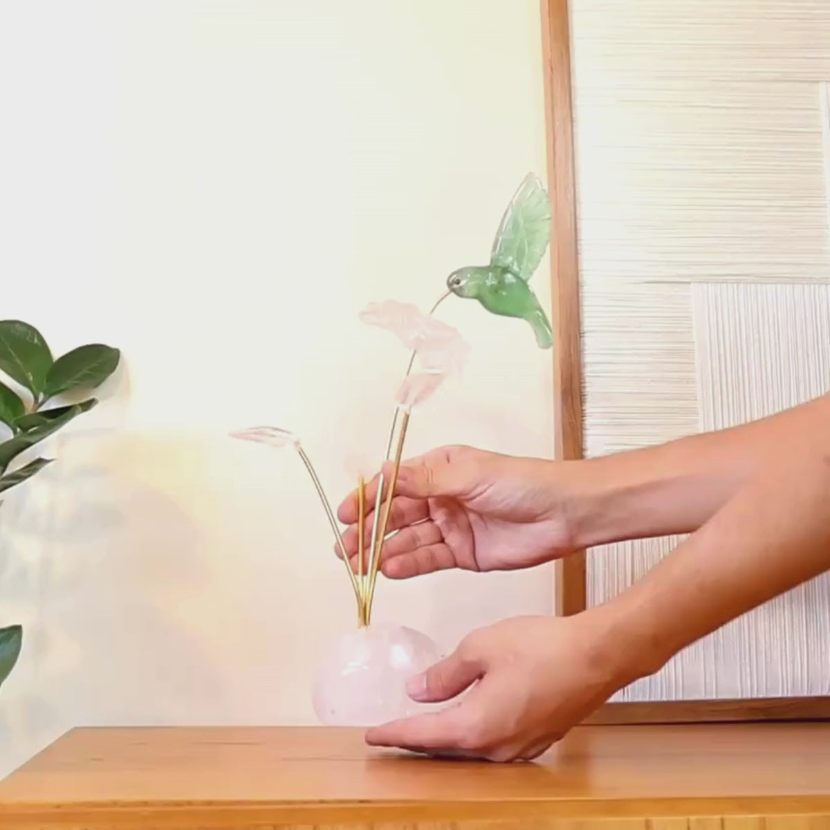 Carregar vídeo: Escultura Beija-flor em Fluorita Verde Flor Lisiantos em Quartzo Cristal Base Cristal de Quartzo