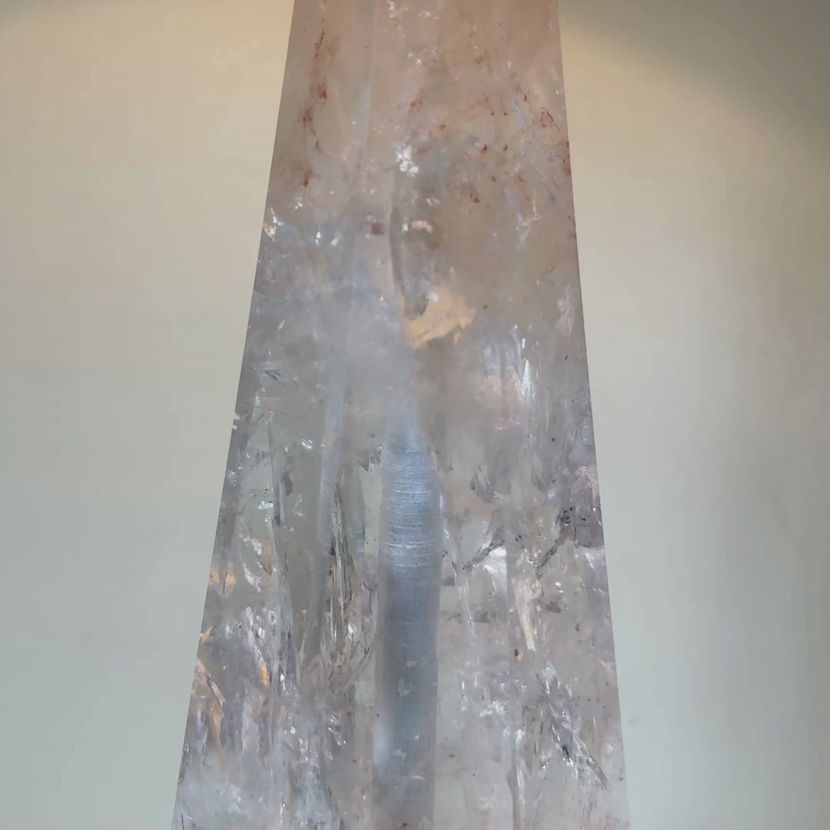 Carregar vídeo: Abajur Grande em Cristal de Quartzo Extra Lapidado
