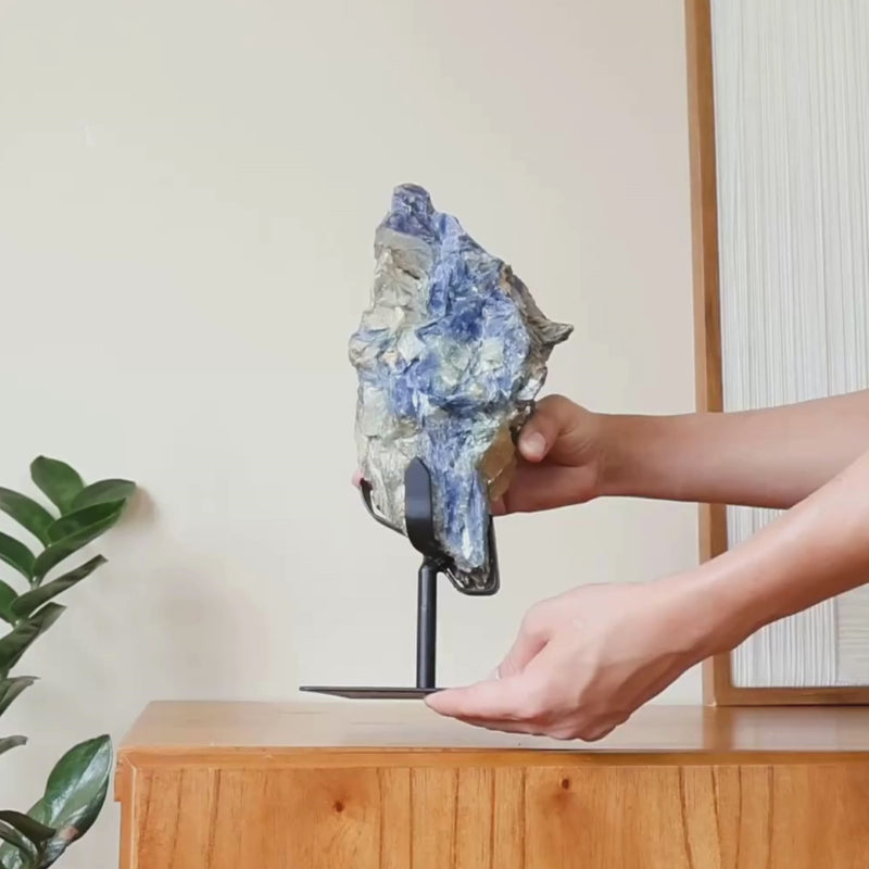 Pedra Cianita Azul com Inclusão de Mica na Base Metal Preto Fosco 3,694 kg